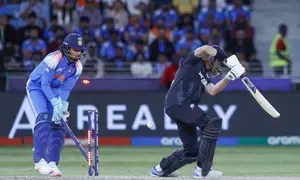 Champions Trophy: Chakaravarthy’s fifer helps India set up semis clash with Australia (ld)