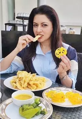 Bhagyashree enjoys a taste of Gujarat with Fafda and Jalebi Bhagyashree enjoys a taste of Gujarat with Fafda and Jalebi