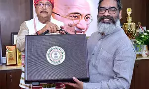 Jharkhand govt plans legal action to recover Rs 1.36 lakh crore from Centre; presents Rs 1.45 lakh crore budget