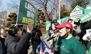 Deepening divide over South Koreas President Yoons impeachment spreads to universities Deepening divide over South Koreas President Yoons impeachment spreads to universities