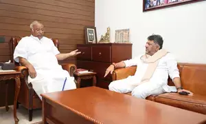 Amid Ktaka Congress infighting, DK Shivakumar meets Mallikarjun Kharge