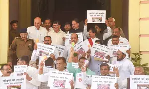 Left parties protest in Bihar Assembly premises over unpaid dues for Panchayat representatives