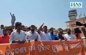 BJD workers damaged Biju Patnaik’s statue, claims BJP BJD workers damaged Biju Patnaik’s statue, claims BJP