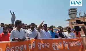 BJD workers damaged Biju Patnaik’s statue, claims BJP