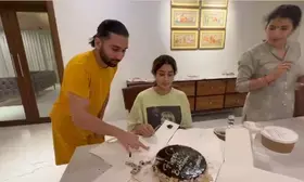 Orry treats special most Janhvi Kapoor to some yummy birthday cake