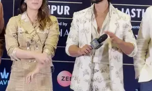 Ex-lovers Kareena and Shahid share a hug in public