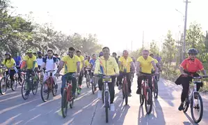 Mansukh Mandaviya leads cycle rally dedicated to ‘Nari Shakti’