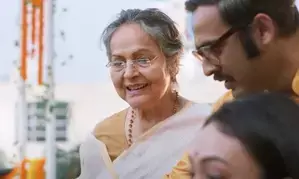 Rakhee Gulzar makes a comeback after 22 years with Aamar Boss Rakhee Gulzar makes a comeback after 22 years with Aamar Boss