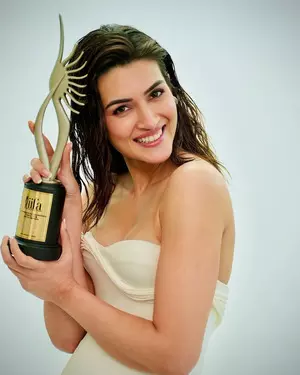 Kriti Sanon & Kanika Dhillon win big at IIFA 2025 as Do Patti bags Best Actor & Best Original Story Kriti Sanon & Kanika Dhillon win big at IIFA 2025 as Do Patti bags Best Actor & Best Original Story