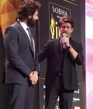 Shah Rukh Khan passes on the IIFA hosting mantle to Kartik Aaryan