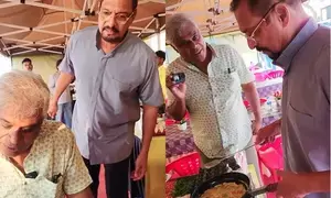 Nana Patekar teaches Ashish Vidyarthi how to flip an omelet