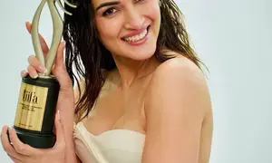 Kriti Sanon & Kanika Dhillon win big at IIFA 2025 as Do Patti bags Best Actor & Best Original Story Kriti Sanon & Kanika Dhillon win big at IIFA 2025 as Do Patti bags Best Actor & Best Original Story