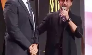 Shah Rukh Khan passes on the IIFA hosting mantle to Kartik Aaryan Shah Rukh Khan passes on the IIFA hosting mantle to Kartik Aaryan