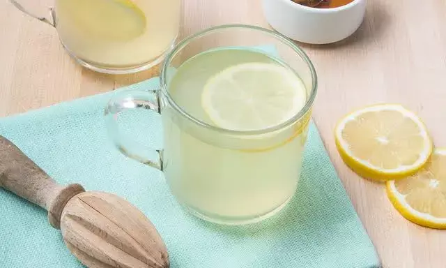 Lemon water: A natural remedy to control uric acid