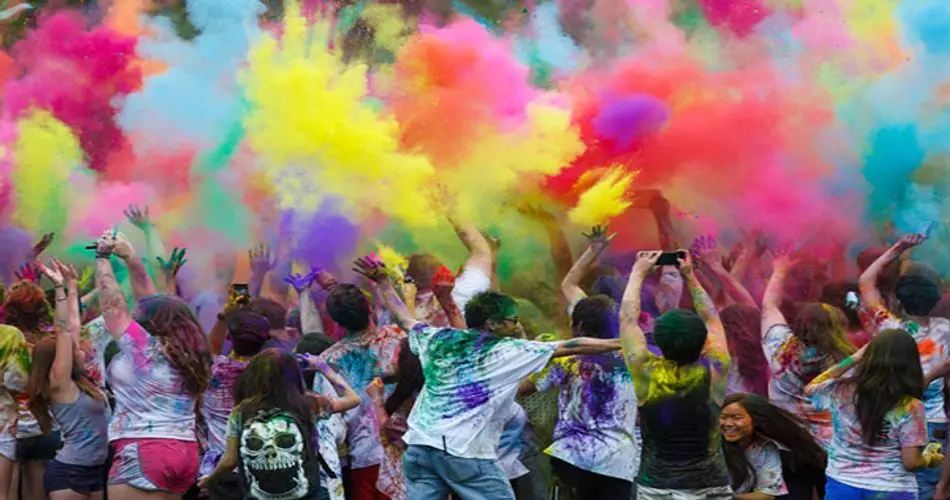 Protection from colours during Holi: Easy tips for skin and hair care Protection from colours during Holi: Easy tips for skin and hair care