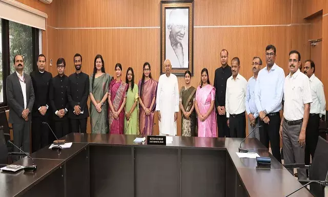 CM Nitish Kumar Meets 2023 Batch IAS Officers, Emphasizes Womens Empowerment
