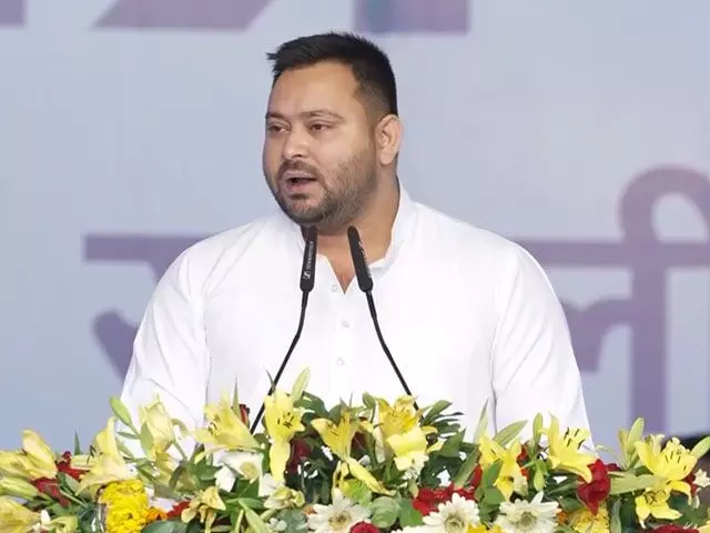 Tejashwi Yadav visits Delhi for crucial Mahagathbandhan talks Tejashwi Yadav visits Delhi for crucial Mahagathbandhan talks