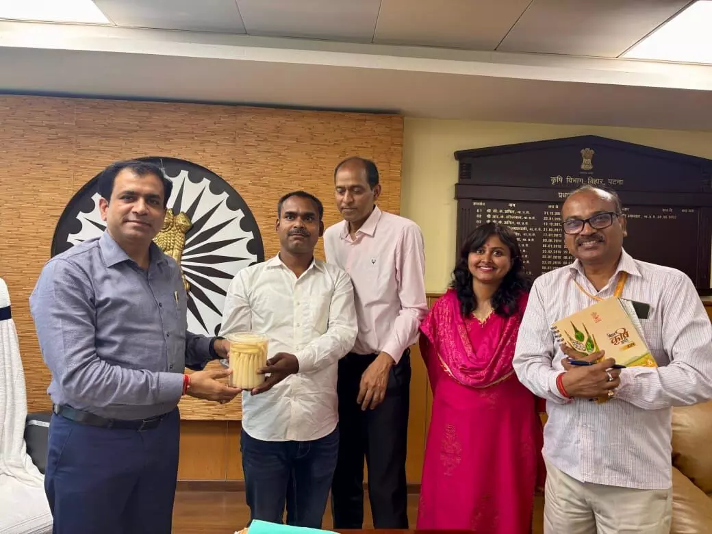 Bihar Agriculture Secretary Meets Innovative Muzaffarpur Farmer Growing High-Value Crops Bihar Agriculture Secretary Meets Innovative Muzaffarpur Farmer Growing High-Value Crops