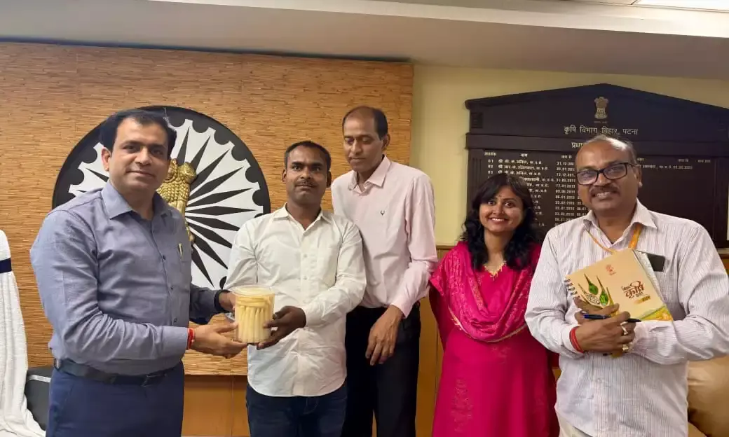 Bihar Agriculture Secretary Meets Innovative Muzaffarpur Farmer Growing High-Value Crops Bihar Agriculture Secretary Meets Innovative Muzaffarpur Farmer Growing High-Value Crops