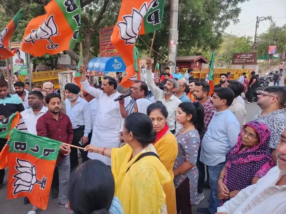 Delhi Stands in Solidarity with Pahalgam Victims: Thousands Protest Outside ISKCON Temple Delhi Stands in Solidarity with Pahalgam Victims: Thousands Protest Outside ISKCON Temple
