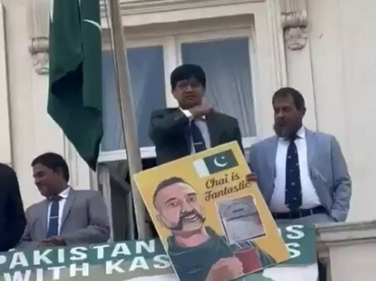 Pakistani Defense Attaché Filmed Making Throat-Slitting Gesture at Indian Protesters in London Pakistani Defense Attaché Filmed Making Throat-Slitting Gesture at Indian Protesters in London