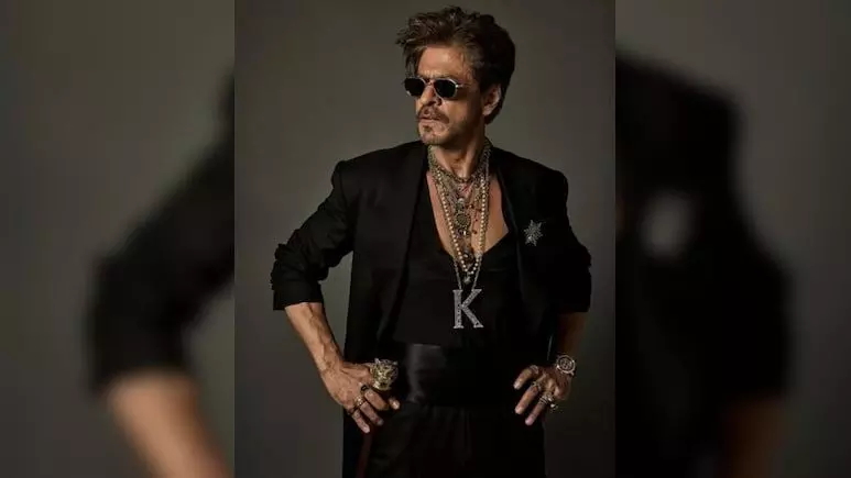 SRK Introduces Himself at Met Gala as Fans Slam Foreign Media for Not Recognizing Him SRK Introduces Himself at Met Gala as Fans Slam Foreign Media for Not Recognizing Him
