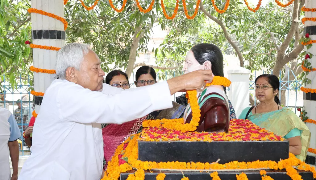 CM Nitish Kumar Pays Emotional Tribute to Late Wife on Death Anniversary CM Nitish Kumar Pays Emotional Tribute to Late Wife on Death Anniversary