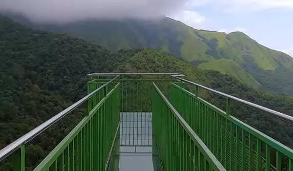 Tourist Killed as Resort Tent Collapses During Heavy Rain in Kerala Tourist Killed as Resort Tent Collapses During Heavy Rain in Kerala
