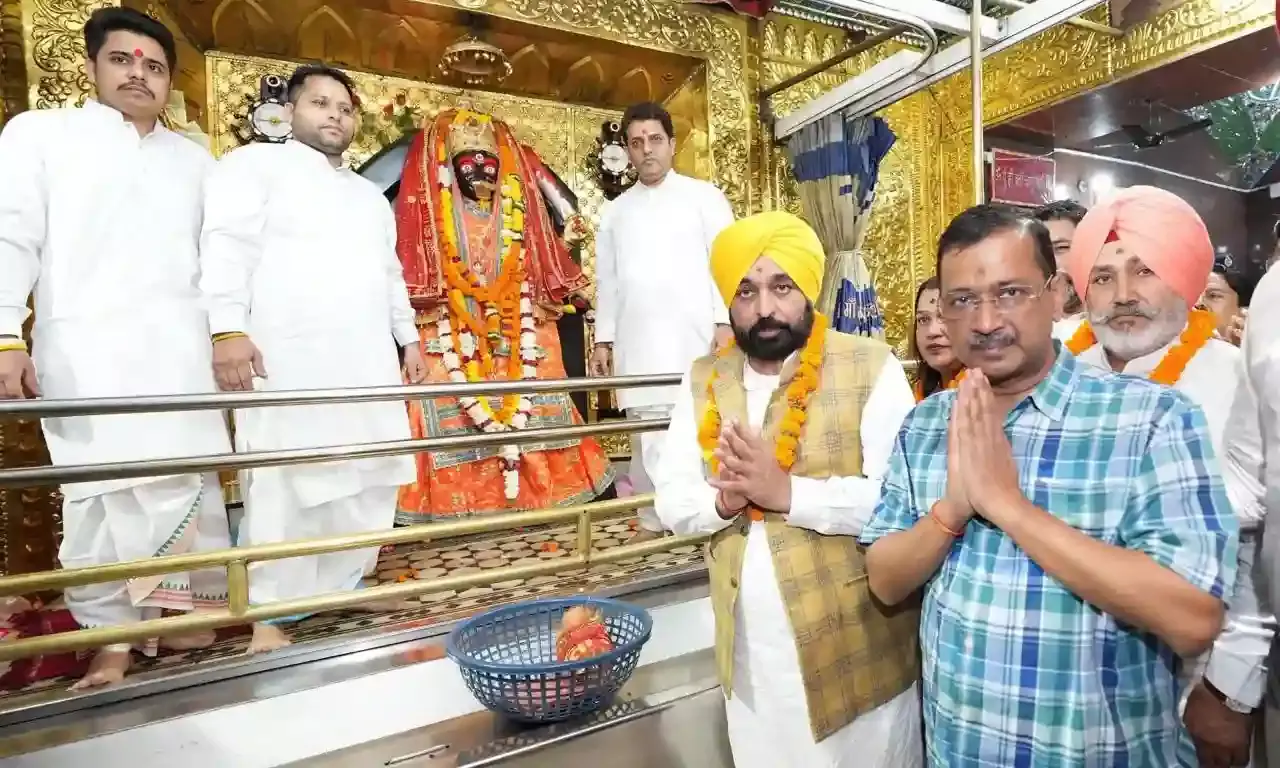 Kejriwal, Mann pay obeisance at Kali Mata Mandir, announce ambitious revival plan