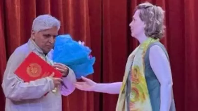 Javed Akhtar Honoured with Dostoevsky Star Award; Shabana Azmi Shares the Moment Javed Akhtar Honoured with Dostoevsky Star Award; Shabana Azmi Shares the Moment