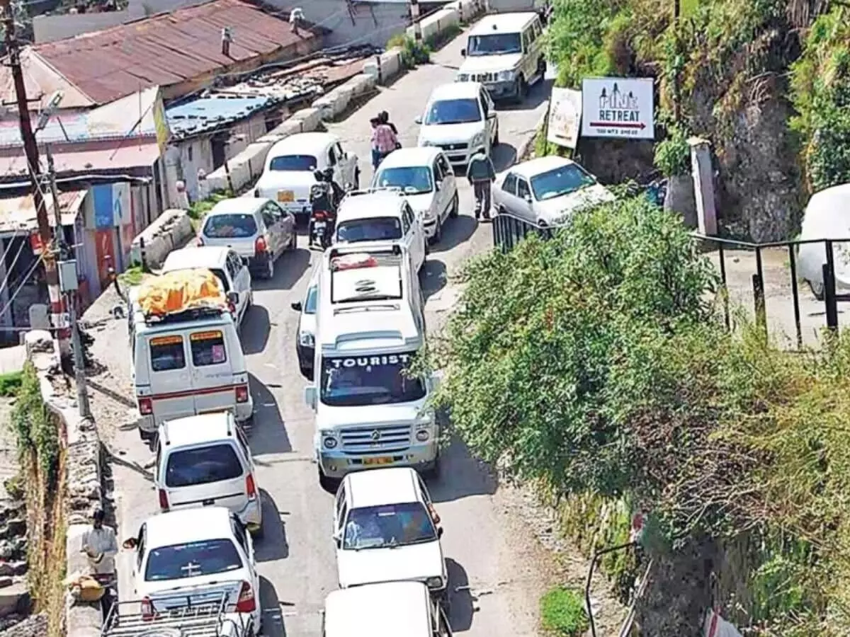 Massive Weekend Traffic Jams Bring Mussoorie to a Standstill, Prompting Long-Term Solutions Massive Weekend Traffic Jams Bring Mussoorie to a Standstill, Prompting Long-Term Solutions