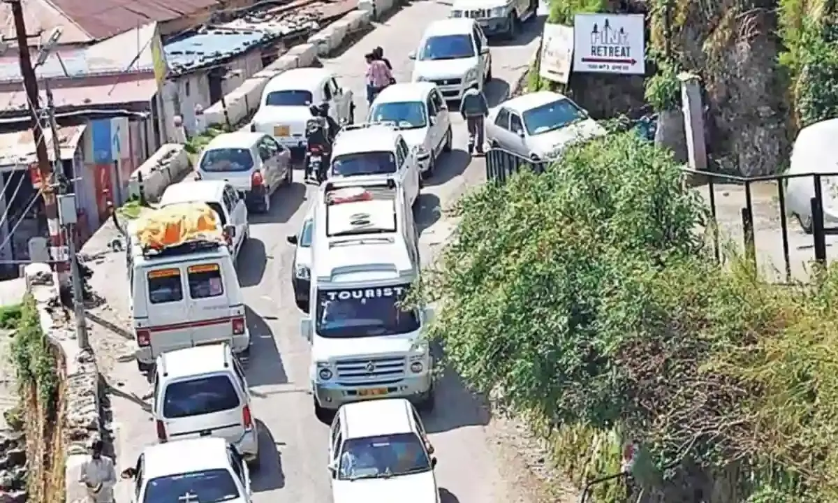 Massive Weekend Traffic Jams Bring Mussoorie to a Standstill, Prompting Long-Term Solutions