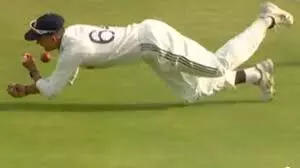 Yashasvi Jaiswal drops Ben Duckett on 98 — fourth drop of the match; steers clear of a furious Mohammed Siraj Yashasvi Jaiswal drops Ben Duckett on 98 — fourth drop of the match; steers clear of a furious Mohammed Siraj