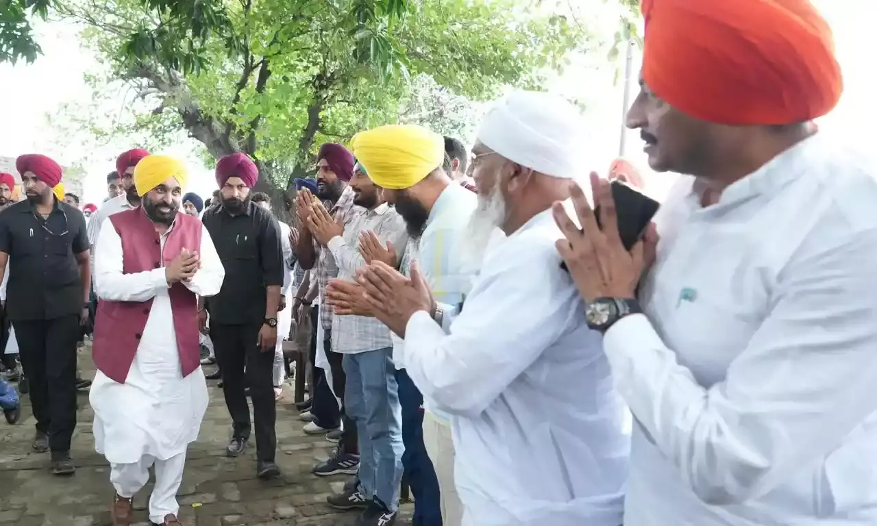 Punjab CM Mann Ditches Protocol, Sits Under Trees to Interact with Villagers