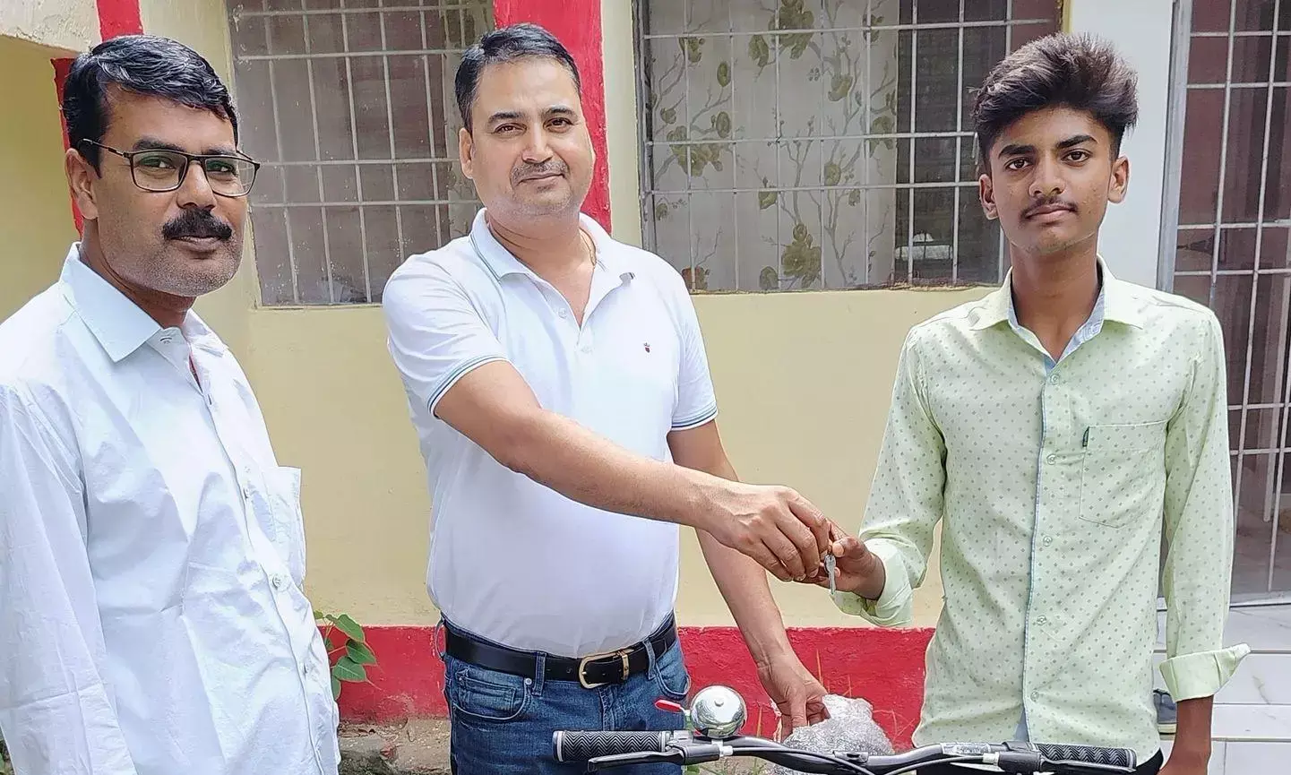 Student Niranjan Receives Bicycle from Oxygen Man Gaurav Rais Network in West Champaran