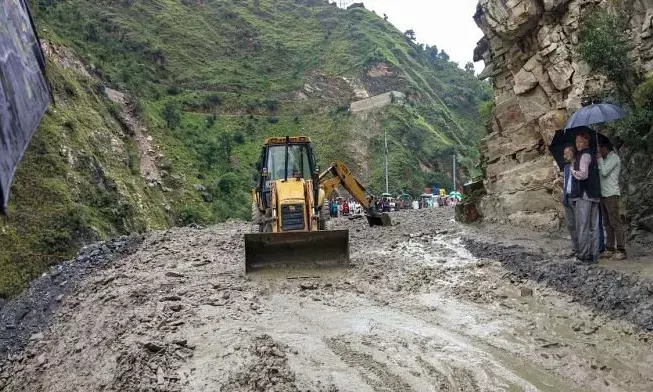 Heavy Rains Trigger Chaos in Himachal Pradesh: Over 400 Roads Closed, ₹1,692 Crore in Damages