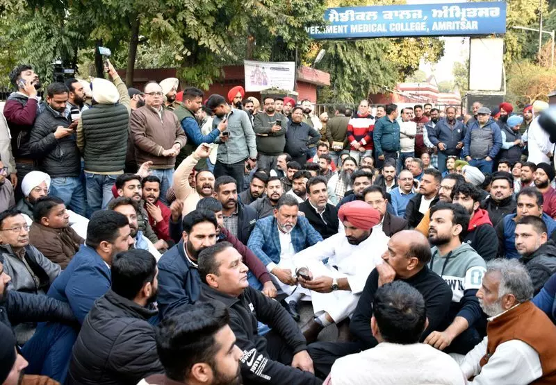 Congress Loses Two Councillors to AAP Amid Ongoing Amritsar Mayoral Election Dispute