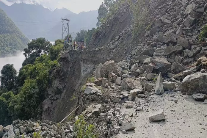 Over 700 Pilgrims Stranded as Landslides Block Badrinath Highway at Two Locations