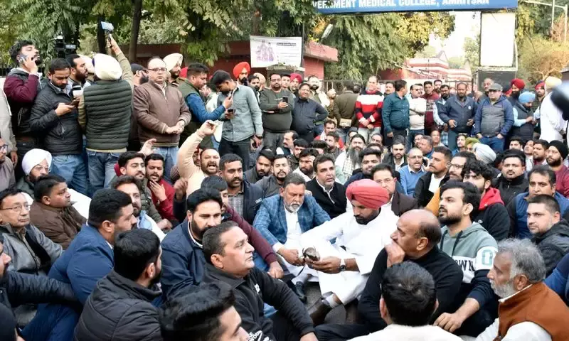 Congress Loses Two Councillors to AAP Amid Ongoing Amritsar Mayoral Election Dispute