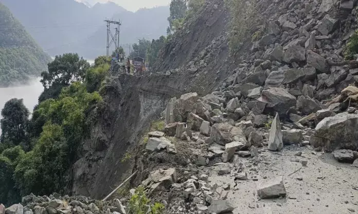 Over 700 Pilgrims Stranded as Landslides Block Badrinath Highway at Two Locations