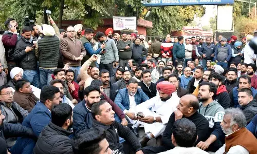 Congress Loses Two Councillors to AAP Amid Ongoing Amritsar Mayoral Election Dispute