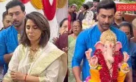 Ranbir Kapoor Leads Ganpati Visarjan in Mumbai with Neetu Kapoor