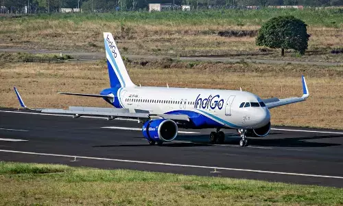 IndiGo Flight from Kolkata to Srinagar Makes Emergency Landing in Varanasi After Fuel Leak Alert
