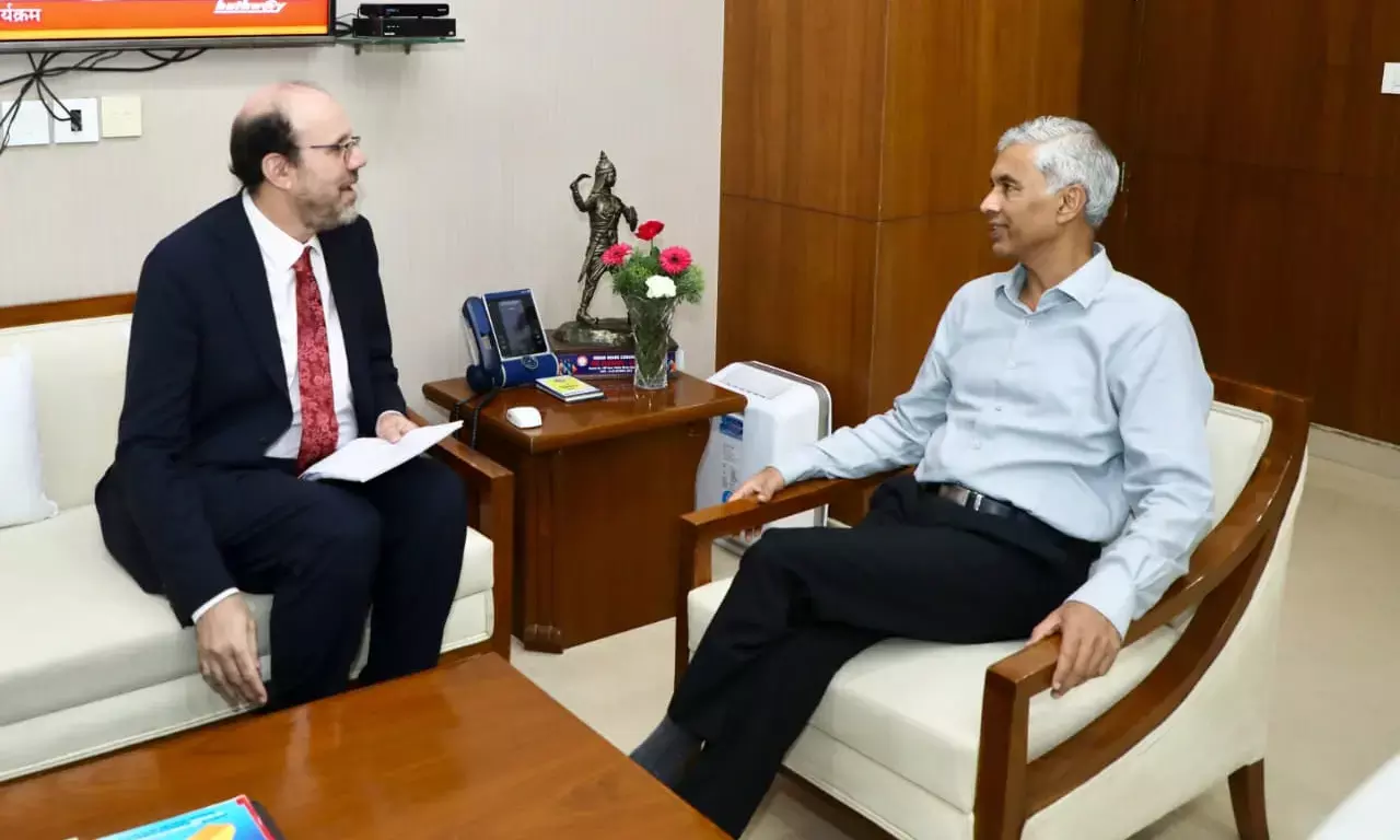 Madhya Pradesh Chief Secretary Meets Nobel Laureate Michael Kremer to Boost Evidence-Based Development