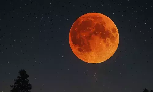 Blood Moon to Dazzle Skywatchers in India and Around the World Today: Timing and Viewing Guide for the Total Lunar Eclipse