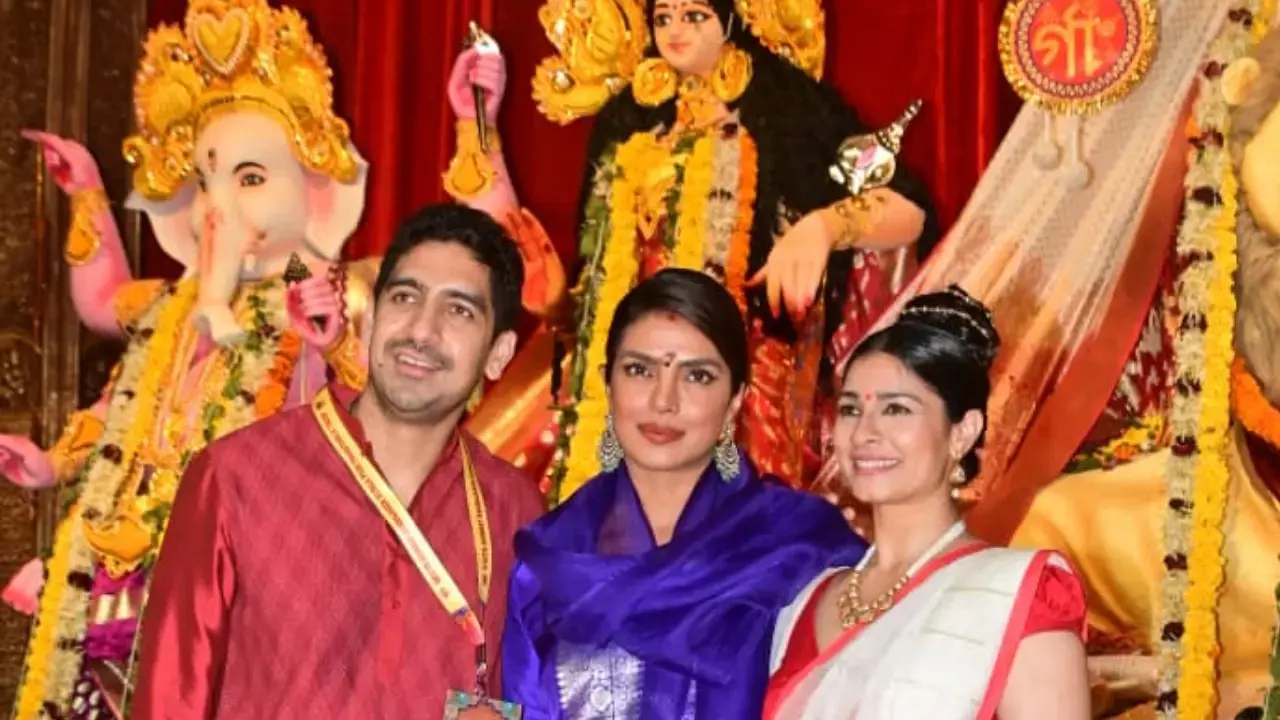 Priyanka Chopra Visits Durga Puja Pandal in Mumbai, Spotted with Tanishaa Mukerji and Ayan Mukerji