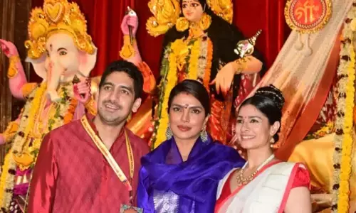Priyanka Chopra Visits Durga Puja Pandal in Mumbai, Spotted with Tanishaa Mukerji and Ayan Mukerji