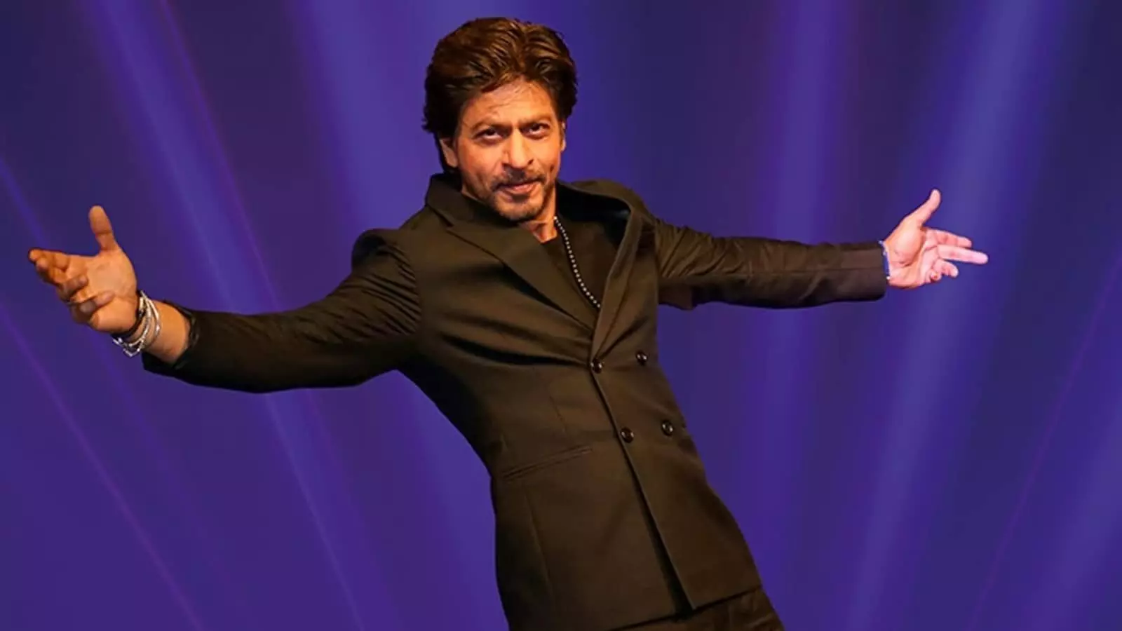 Shah Rukh Khan Stuns in Stylish Black Suit at 70th Filmfare Awards, Dazzles Fans as Host