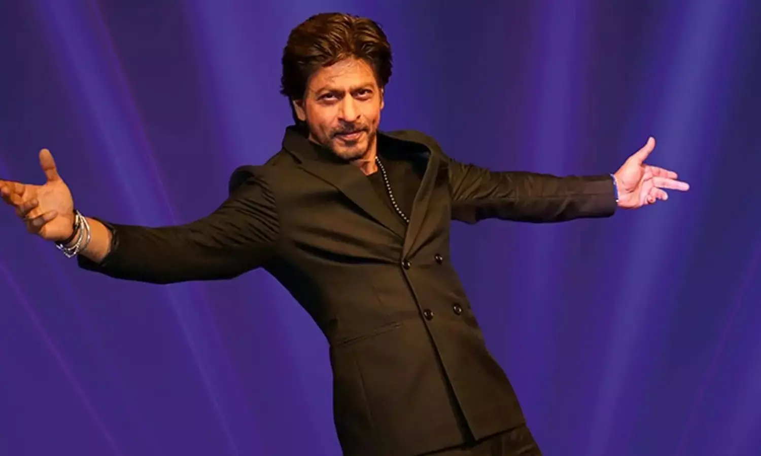 Shah Rukh Khan Stuns in Stylish Black Suit at 70th Filmfare Awards, Dazzles Fans as Host