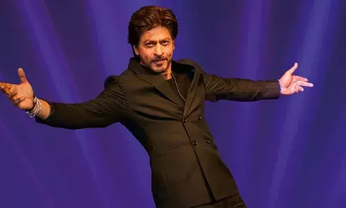 Shah Rukh Khan Stuns in Stylish Black Suit at 70th Filmfare Awards, Dazzles Fans as Host
